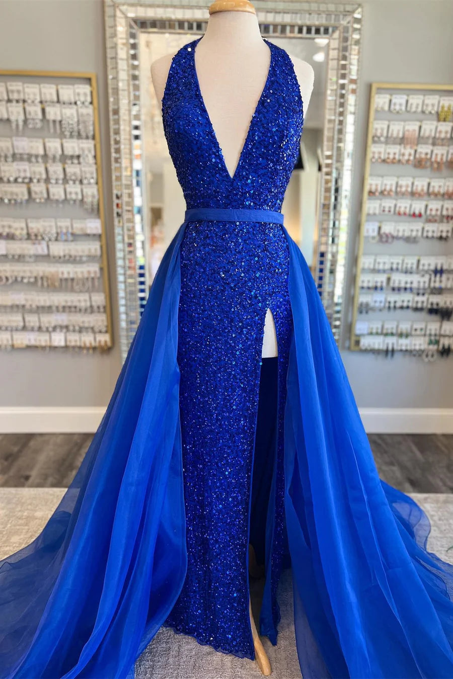 Vestido de fiesta con lentejuelas y cuello halter con cola incorporada